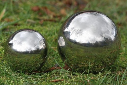 Edelstahlkugel glänzend mit einem Durchmesser von 9 cm für den Garten